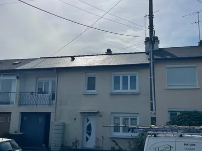 Vue d'ensemble de la toiture traitée à la résine hydrofuge Vue d'ensemble toiture traitée Chantepie