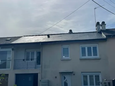 Vue de face après traitement résine hydrofuge - Chantepie 2025 Vue de face toiture rénovée Chantepie