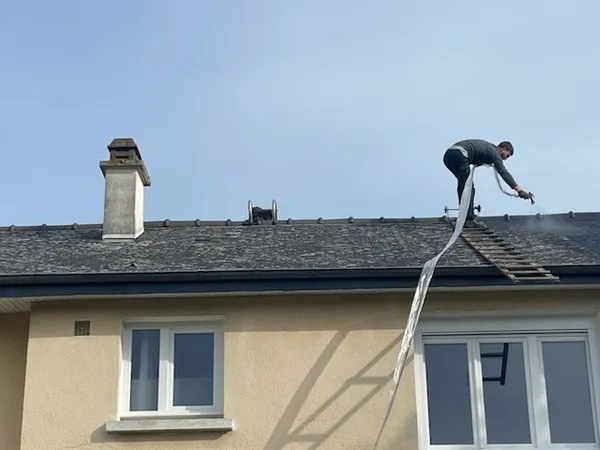 Toiture dégradée nécessitant un traitement résine hydrofuge à Chantepie État initial de la toiture avant traitement à Chantepie