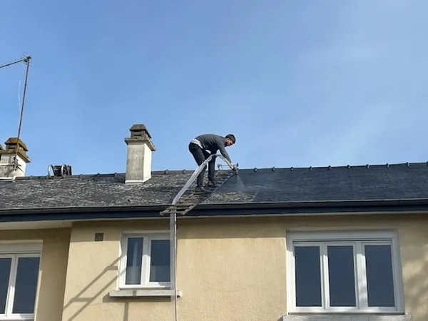 Étape d'application de la résine bi-composant par nos experts Application de la résine hydrofuge sur toiture Chantepie