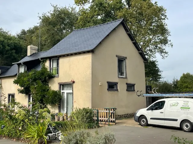 Vue principale toiture rénovée Melesse