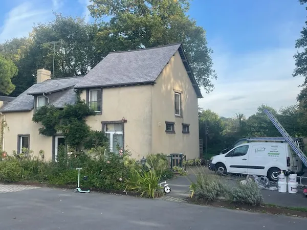 Toiture dégradée avec mousses importantes à Melesse avant rénovation État initial de la toiture avant traitement à Melesse